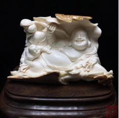 猛犸象牙-弥勒佛摆件-童子戏弥勒 雕刻荷花表示和谐 弥勒佛表示“量大福大”，提醒世人学习包容。