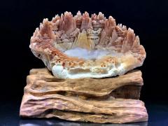【流水生财】深沉海底原生态千年黄岩岛紫色玉化石壳贝雕琢而成，构思巧妙，工艺精美。配海南名木坡垒底座
