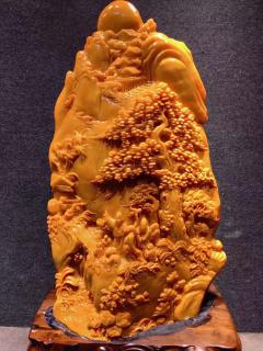 北部田黄石雕 尺寸：22-35-13 厘米重19 斤 精品，天然润色，喜气洋洋，质地上乘，雕工精美，包浆醇厚，收藏价值极高。