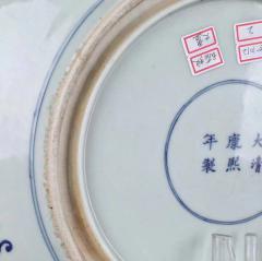 官仿官清光绪青花双龙戏珠纹大盘 规格：直径48㎝ 此件藏品器型大气典雅，胎质细腻干老，釉水肥厚，器身以青花为饰，盘内绘双龙戏珠纹饰，龙纹生动威猛，张牙舞爪，栩栩如生，外壁绘缠枝宝莲纹，画工极为精细，底部落款「大清康熙年制」款识。