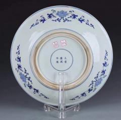 官仿官清光绪青花双龙戏珠纹大盘 规格：直径48㎝ 此件藏品器型大气典雅，胎质细腻干老，釉水肥厚，器身以青花为饰，盘内绘双龙戏珠纹饰，龙纹生动威猛，张牙舞爪，栩栩如生，外壁绘缠枝宝莲纹，画工极为精细，底部落款「大清康熙年制」款识。