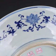 官仿官清光绪青花双龙戏珠纹大盘 规格：直径48㎝ 此件藏品器型大气典雅，胎质细腻干老，釉水肥厚，器身以青花为饰，盘内绘双龙戏珠纹饰，龙纹生动威猛，张牙舞爪，栩栩如生，外壁绘缠枝宝莲纹，画工极为精细，底部落款「大清康熙年制」款识。