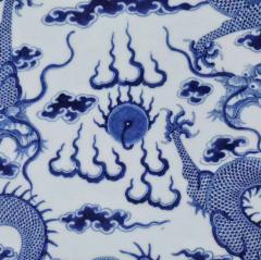 官仿官清光绪青花双龙戏珠纹大盘 规格：直径48㎝ 此件藏品器型大气典雅，胎质细腻干老，釉水肥厚，器身以青花为饰，盘内绘双龙戏珠纹饰，龙纹生动威猛，张牙舞爪，栩栩如生，外壁绘缠枝宝莲纹，画工极为精细，底部落款「大清康熙年制」款识。
