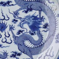 官仿官清光绪青花双龙戏珠纹大盘 规格：直径48㎝ 此件藏品器型大气典雅，胎质细腻干老，釉水肥厚，器身以青花为饰，盘内绘双龙戏珠纹饰，龙纹生动威猛，张牙舞爪，栩栩如生，外壁绘缠枝宝莲纹，画工极为精细，底部落款「大清康熙年制」款识。