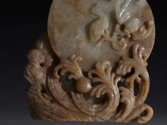 清代 老和田玉 插屏 规格：高12.2cm 宽8.4cm 厚1cm 重142克 整料采雕，玉质紧密，多等技法采雕，技法高超，线条清晰，器形典雅，包浆油润。