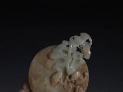 清代 老和田玉 插屏 规格：高12.2cm 宽8.4cm 厚1cm 重142克 整料采雕，玉质紧密，多等技法采雕，技法高超，线条清晰，器形典雅，包浆油润。