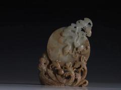 清代 老和田玉 插屏 规格：高12.2cm 宽8.4cm 厚1cm 重142克 整料采雕，玉质紧密，多等技法采雕，技法高超，线条清晰，器形典雅，包浆油润。