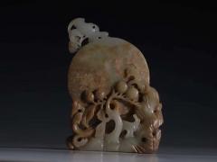 清代 老和田玉 插屏 规格：高12.2cm 宽8.4cm 厚1cm 重142克 整料采雕，玉质紧密，多等技法采雕，技法高超，线条清晰，器形典雅，包浆油润。