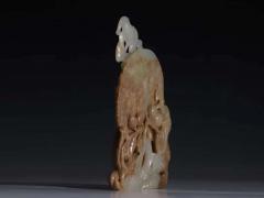 清代 老和田玉 插屏 规格：高12.2cm 宽8.4cm 厚1cm 重142克 整料采雕，玉质紧密，多等技法采雕，技法高超，线条清晰，器形典雅，包浆油润。