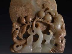 清代 老和田玉 插屏 规格：高12.2cm 宽8.4cm 厚1cm 重142克 整料采雕，玉质紧密，多等技法采雕，技法高超，线条清晰，器形典雅，包浆油润。
