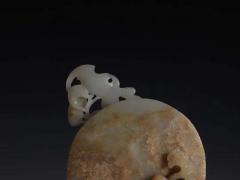 清代 老和田玉 插屏 规格：高12.2cm 宽8.4cm 厚1cm 重142克 整料采雕，玉质紧密，多等技法采雕，技法高超，线条清晰，器形典雅，包浆油润。