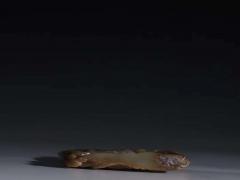 清代 老和田玉 插屏 规格：高12.2cm 宽8.4cm 厚1cm 重142克 整料采雕，玉质紧密，多等技法采雕，技法高超，线条清晰，器形典雅，包浆油润。