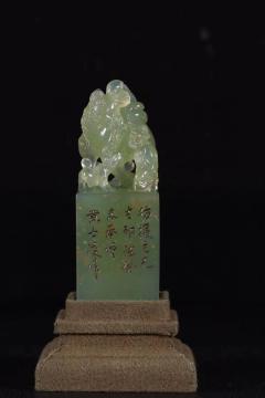 【旧藏 雅安绿 胡人戏骆驼 钮印章】 尺寸：不含底座高7.92cm 直径2.77cm， 重：108.5克， 藏品精美，取寿山石雅安绿为材，石质温润细腻，裹浆醇厚；刀工精美老道，胡人戏骆驼，刻画灵动，边侧带诗文，底部印文清晰，文房精品印章。