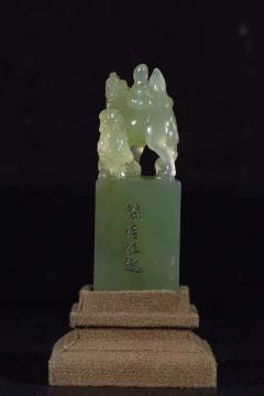 【旧藏 雅安绿 胡人戏骆驼 钮印章】 尺寸：不含底座高7.92cm 直径2.77cm， 重：108.5克， 藏品精美，取寿山石雅安绿为材，石质温润细腻，裹浆醇厚；刀工精美老道，胡人戏骆驼，刻画灵动，边侧带诗文，底部印文清晰，文房精品印章。