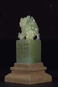 【旧藏 雅安绿 胡人戏骆驼 钮印章】 尺寸：不含底座高7.92cm 直径2.77cm， 重：108.5克， 藏品精美，取寿山石雅安绿为材，石质温润细腻，裹浆醇厚；刀工精美老道，胡人戏骆驼，刻画灵动，边侧带诗文，底部印文清晰，文房精品印章。