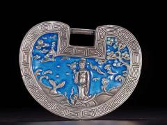 雅藏 银制烧蓝 人物故事 平安锁 规格：高5.1cm宽6.5cm厚0.9cm 重39克 工艺复杂，局部烧蓝，四周工艺精美，风格独特，端庄典雅。寓意好“长命百岁，一锁千秋”