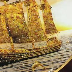 《一帆风顺》琥珀水晶画 设计独特，工艺精湛 画面呈现立体质感 铝合金（60*60）结缘总价：1380