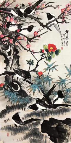 董阳，四尺整张，带合影               生于天津，现为中国美术家协会会员，高级工艺美术师。