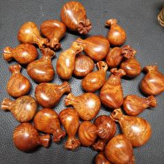             火琉璃钱袋手把件挂件满花老料挂钥匙扣纯手工制作实木工艺非崖柏，大小4一5厘米