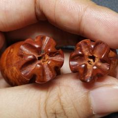             火琉璃钱袋手把件挂件满花老料挂钥匙扣纯手工制作实木工艺非崖柏，大小4一5厘米