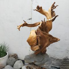 精品崖柏摆件,镇宅神木,扭曲瘤花,象形舞神,书画家笔挂珠宝架,高约60厘米,重约30斤。一面看像挺肚守门大将军,另一面看像迎宾的童子,威风与喜悦并存。买后不寄垫台石。