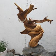 精品崖柏摆件,镇宅神木,扭曲瘤花,象形舞神,书画家笔挂珠宝架,高约60厘米,重约30斤。一面看像挺肚守门大将军,另一面看像迎宾的童子,威风与喜悦并存。买后不寄垫台石。
